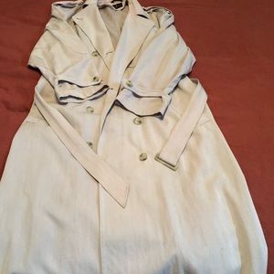 Vintage Liz Sport Long khaki trench coat in good condition.